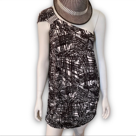 EUC BCBG MแดxAแดขสษชแด๐ค off shoulder ๐๐๐ ๐๐๐๐๐ ๐๐๐๐ ๐ ๐ - Picture 3 of 7